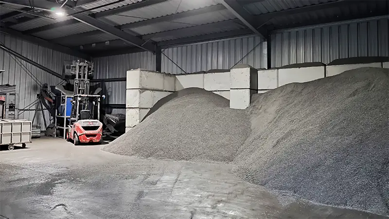 Kunststoff- und Metallrecycling: Hier wird das zu verarbeitende Granulat gelagert